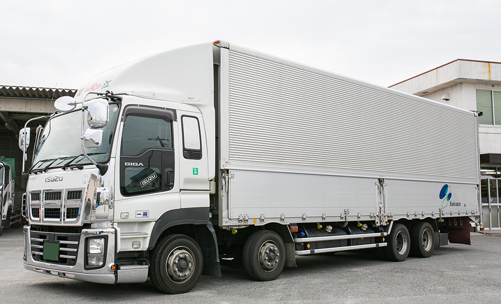 大型トラックの画像
